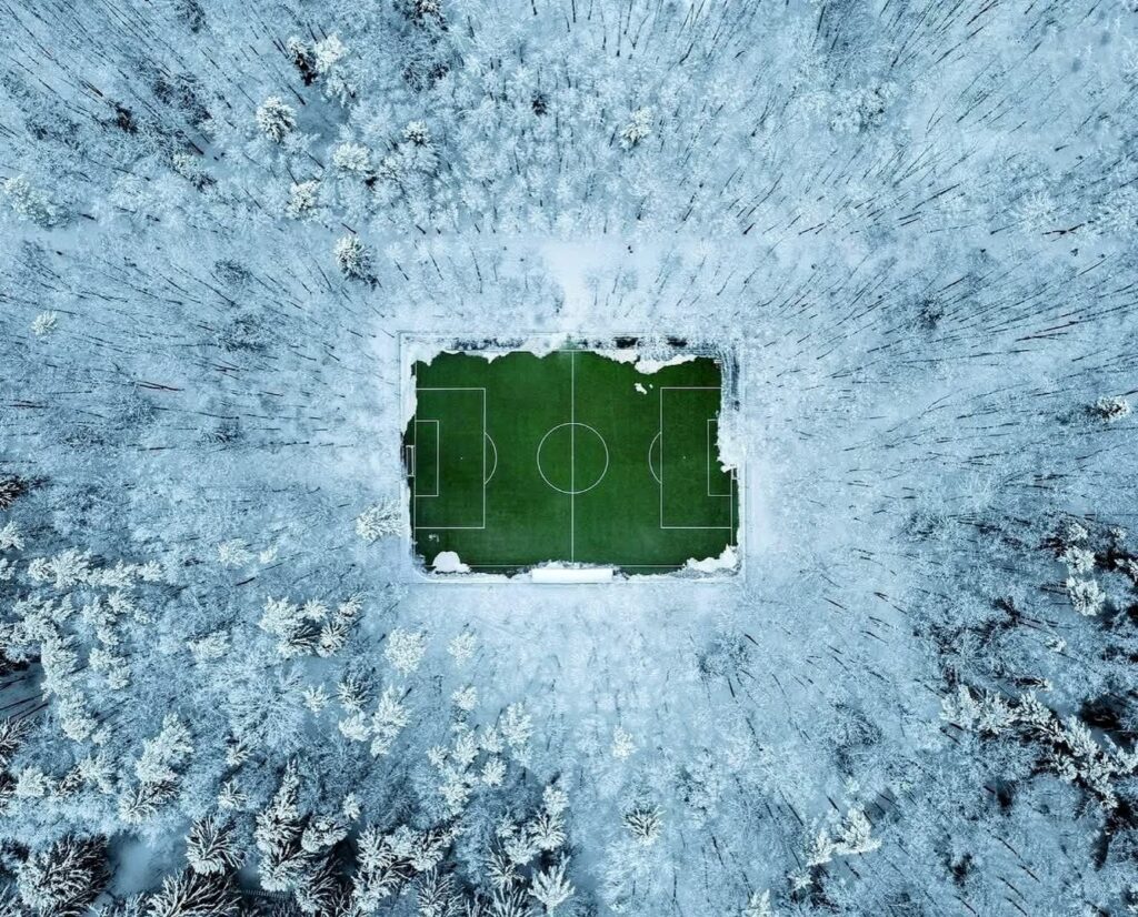 Trening na boisku kiedy pada i jest zimno? To możliwe – wystarczy dobrać odpowiedni strój!